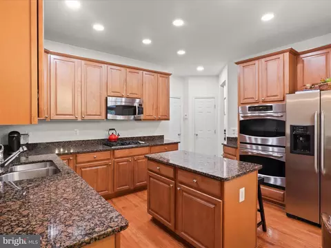Kitchen - 3903 Beeker Mill Pl, Chantilly, VA 20151 photo 3 of 5