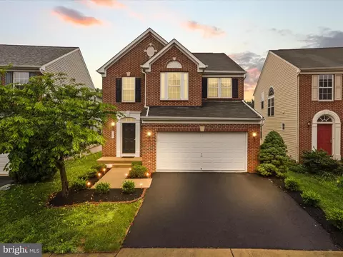 Exterior - 3903 Beeker Mill Pl, Chantilly, VA 20151 photo 2 of 11