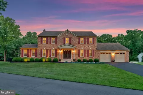 933 Holly Creek Dr, Great Falls, VA 22066