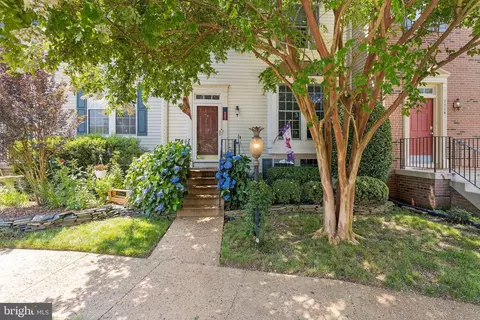 7716 Effingham Sq, Alexandria, VA 22315