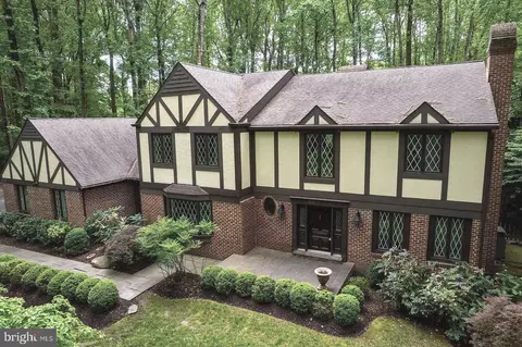10217 Wendover Dr, Vienna, VA 22181