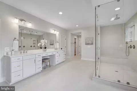Bath - 6654 Chilton Ct, Mclean, VA 22101 photo 2 of 6