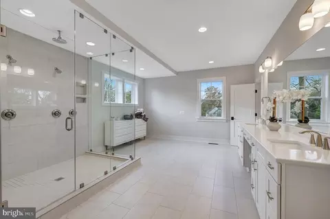 Bath - 6654 Chilton Ct, Mclean, VA 22101 photo 4 of 6