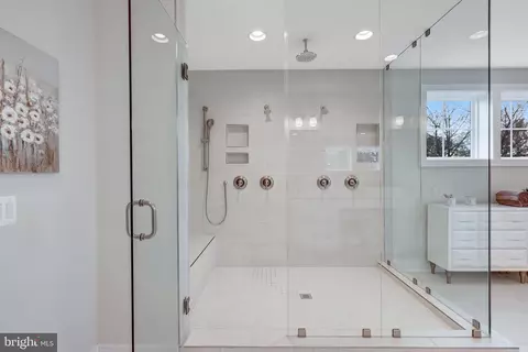 Bath - 6654 Chilton Ct, Mclean, VA 22101 photo 5 of 6