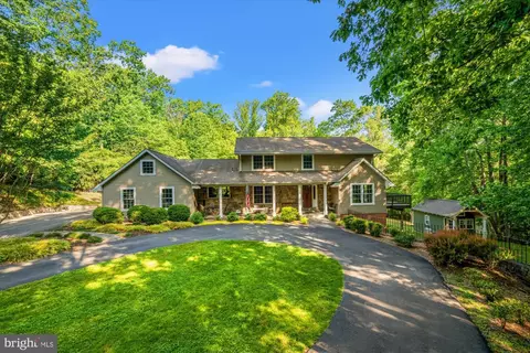 8112 Vista Point Ln, Fairfax Station, VA 22039