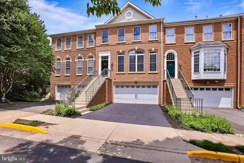 9988 Cyrandall Dr, Oakton, VA 22124