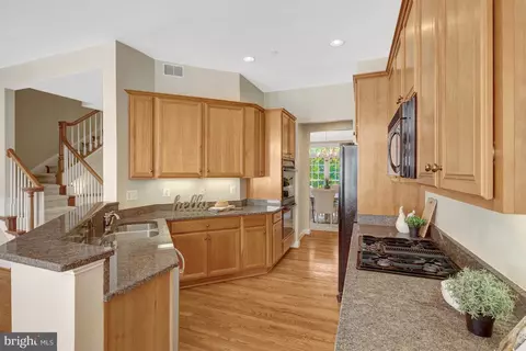 Kitchen - 1650 Colonial Hills Dr, Mclean, VA 22102 photo 2 of 4