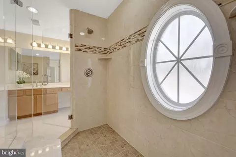 Bath - 1650 Colonial Hills Dr, Mclean, VA 22102 photo 2 of 4
