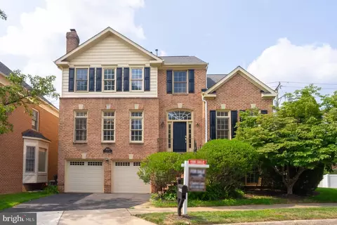 9818 Fox Rest Ln, Vienna, VA 22181
