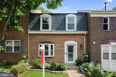 9867 Lakepointe Dr, Burke, VA 22015