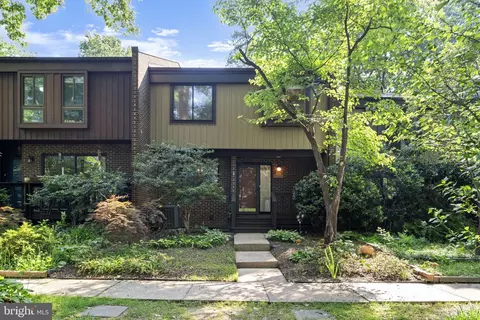 Exterior - 11866 S Lakes Ct, Reston, VA 20191 photo 1 of 5