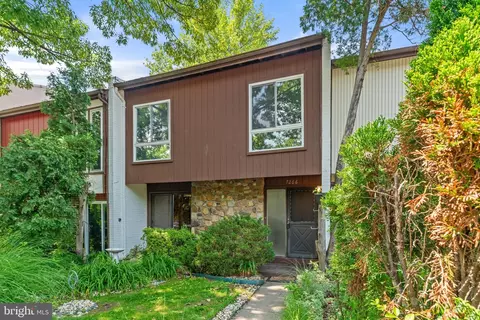 7266 Hillary St, Alexandria, VA 22315