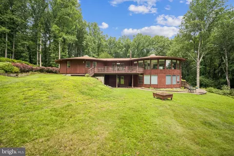 9894 Sunnybrook Dr, Great Falls, VA 22066