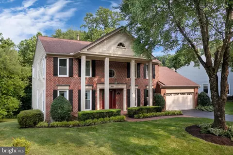 8105 Overlake Ct, Fairfax Station, VA 22039