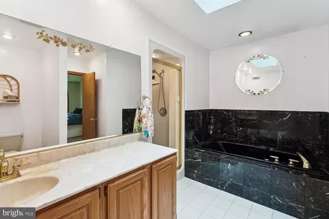 Bath - 8510 Oakford Dr, Springfield, VA 22152 photo 2 of 4