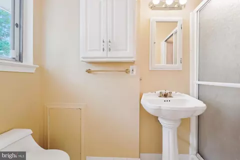 Bath - 8510 Oakford Dr, Springfield, VA 22152 photo 3 of 4