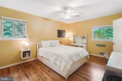 Bedroom - 8510 Oakford Dr, Springfield, VA 22152 photo 5 of 6
