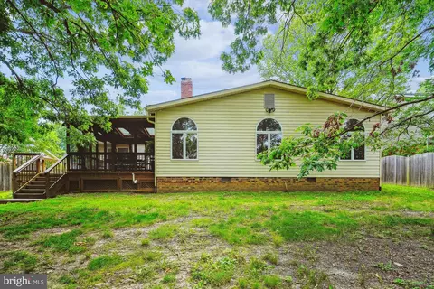 Exterior - 8510 Oakford Dr, Springfield, VA 22152 photo 5 of 8
