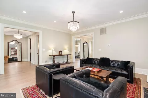 Living - 6804 Benjamin St, Mclean, VA 22101 photo 2 of 6