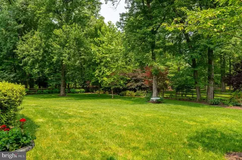 Exterior - 6804 Benjamin St, Mclean, VA 22101 photo 18 of 20