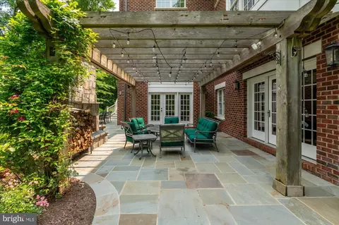 Exterior - 6804 Benjamin St, Mclean, VA 22101 photo 11 of 20