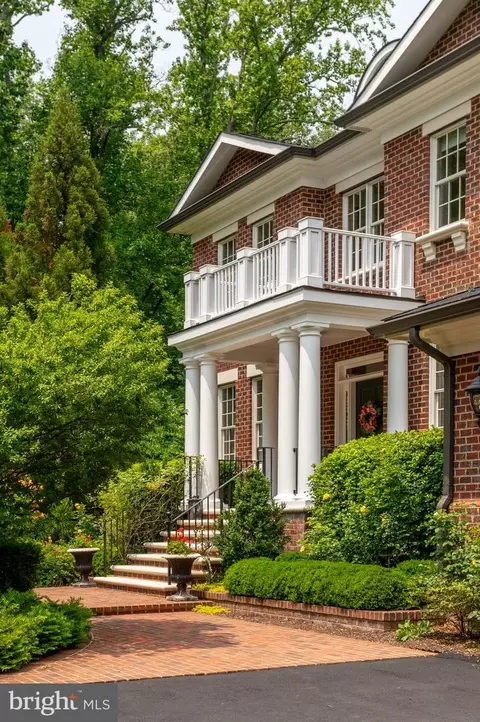 Exterior - 6804 Benjamin St, Mclean, VA 22101 photo 4 of 20