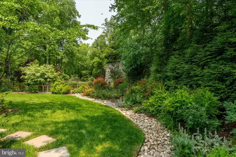 Exterior - 6804 Benjamin St, Mclean, VA 22101 photo 8 of 20