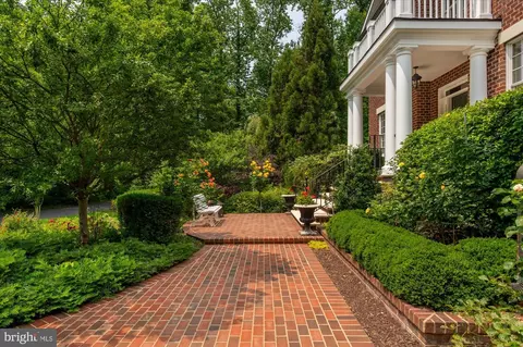 Exterior - 6804 Benjamin St, Mclean, VA 22101 photo 2 of 20