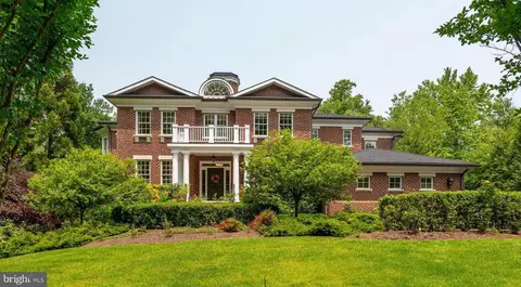 Exterior - 6804 Benjamin St, Mclean, VA 22101 photo 16 of 20