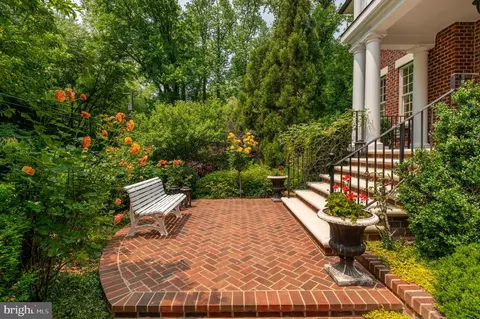 Exterior - 6804 Benjamin St, Mclean, VA 22101 photo 3 of 20