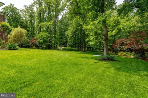 Exterior - 6804 Benjamin St, Mclean, VA 22101 photo 15 of 20