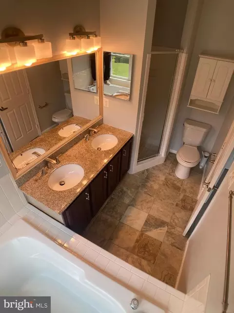 Bath - 8726 Wadebrook Ter, Springfield, VA 22153 photo 5 of 8