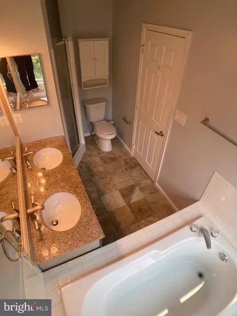 Bath - 8726 Wadebrook Ter, Springfield, VA 22153 photo 7 of 8