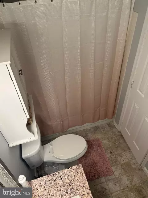 Bath - 8726 Wadebrook Ter, Springfield, VA 22153 photo 3 of 8