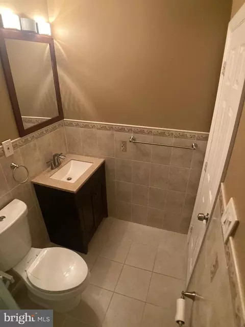Bath - 8726 Wadebrook Ter, Springfield, VA 22153 photo 8 of 8