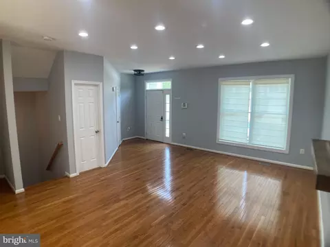 Living - 8726 Wadebrook Ter, Springfield, VA 22153 photo 4 of 14