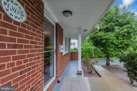 6809 Braddock Rd, Springfield, VA 22151 photo 5