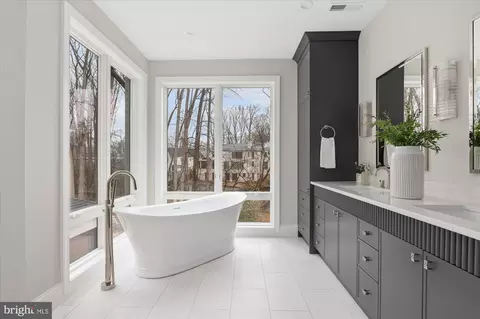 Bath - 7008 Arbor Ln, Mclean, VA 22101 photo 6 of 14