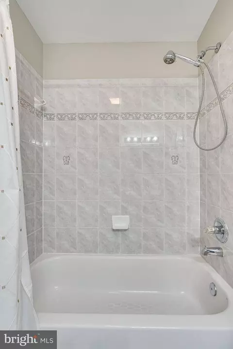 Bath - 7802 Creekside View Ln, Springfield, VA 22153 photo 15 of 18