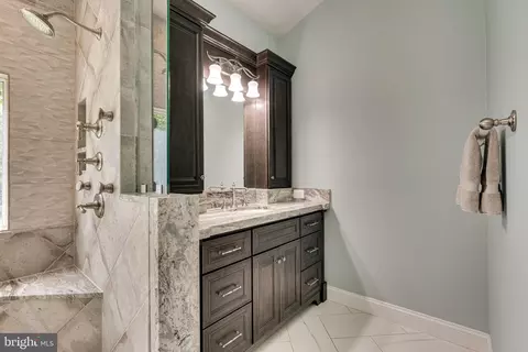 Bath - 7802 Creekside View Ln, Springfield, VA 22153 photo 5 of 18