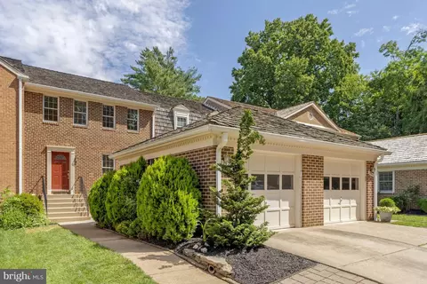 2906 Oakborough Sq, Oakton, VA 22124