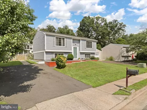 13704 Cabells Mill Dr, Centreville, VA 20120