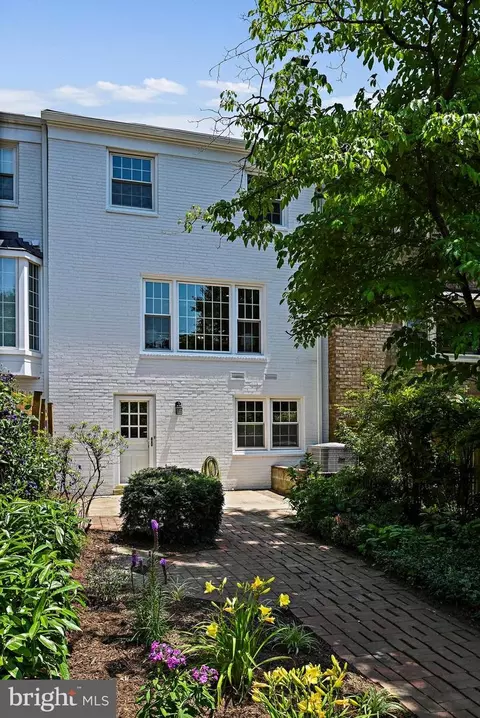 Exterior - 1106 Wimbledon Dr, Mclean, VA 22101 photo 4 of 11