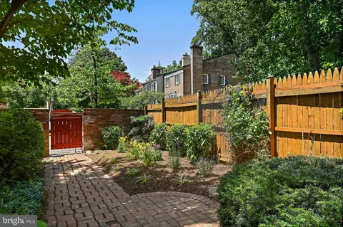 Exterior - 1106 Wimbledon Dr, Mclean, VA 22101 photo 2 of 11