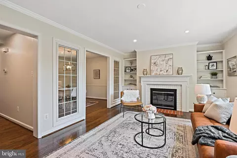 Living - 1106 Wimbledon Dr, Mclean, VA 22101 photo 3 of 7