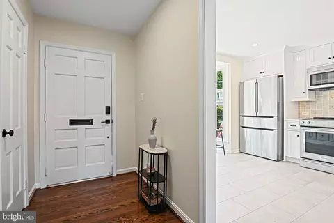 Entry Way - 1106 Wimbledon Dr, Mclean, VA 22101 photo 2 of 4
