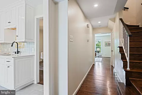 Entry Way - 1106 Wimbledon Dr, Mclean, VA 22101 photo 3 of 4