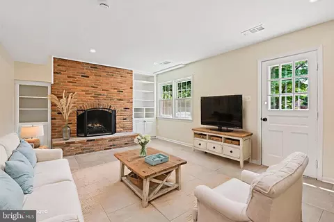 Living - 1106 Wimbledon Dr, Mclean, VA 22101 photo 5 of 7