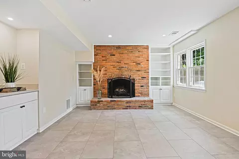 Living - 1106 Wimbledon Dr, Mclean, VA 22101 photo 6 of 7