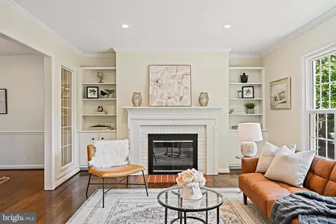 Living - 1106 Wimbledon Dr, Mclean, VA 22101 photo 2 of 7